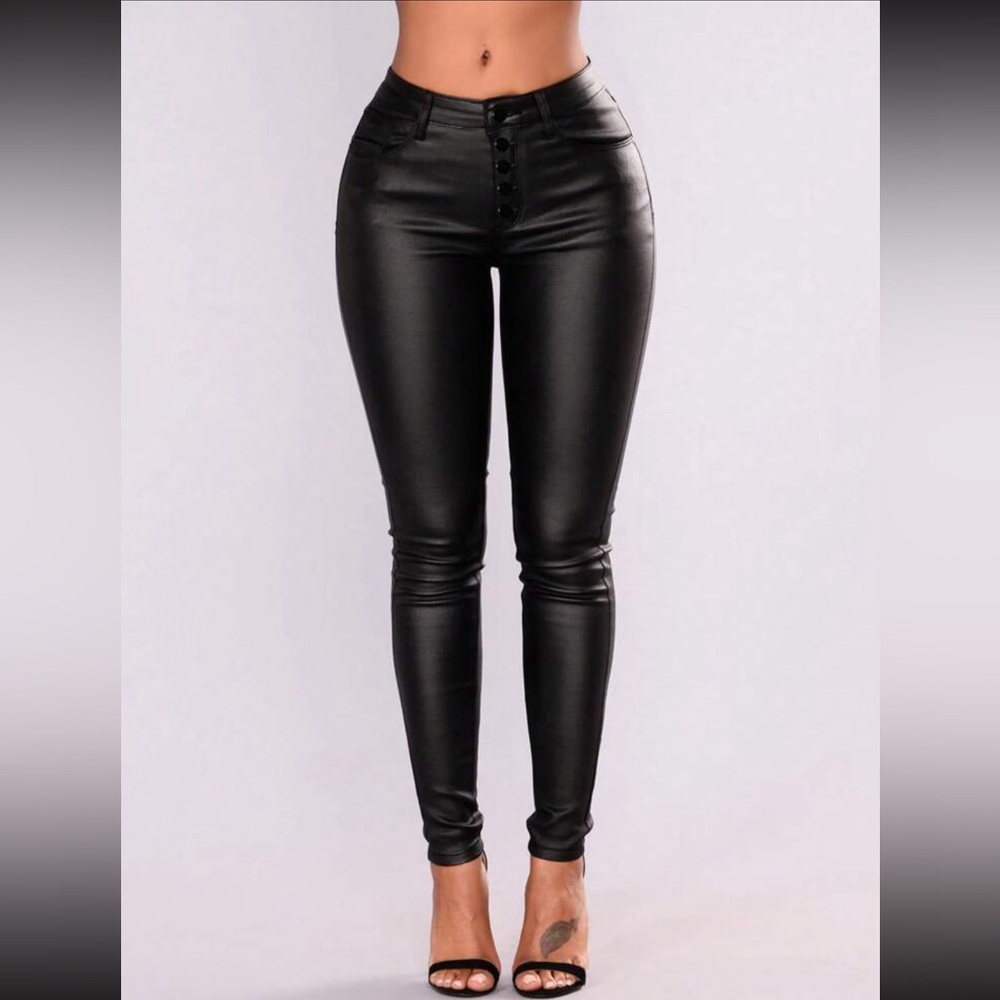 Put leather cropped pants
